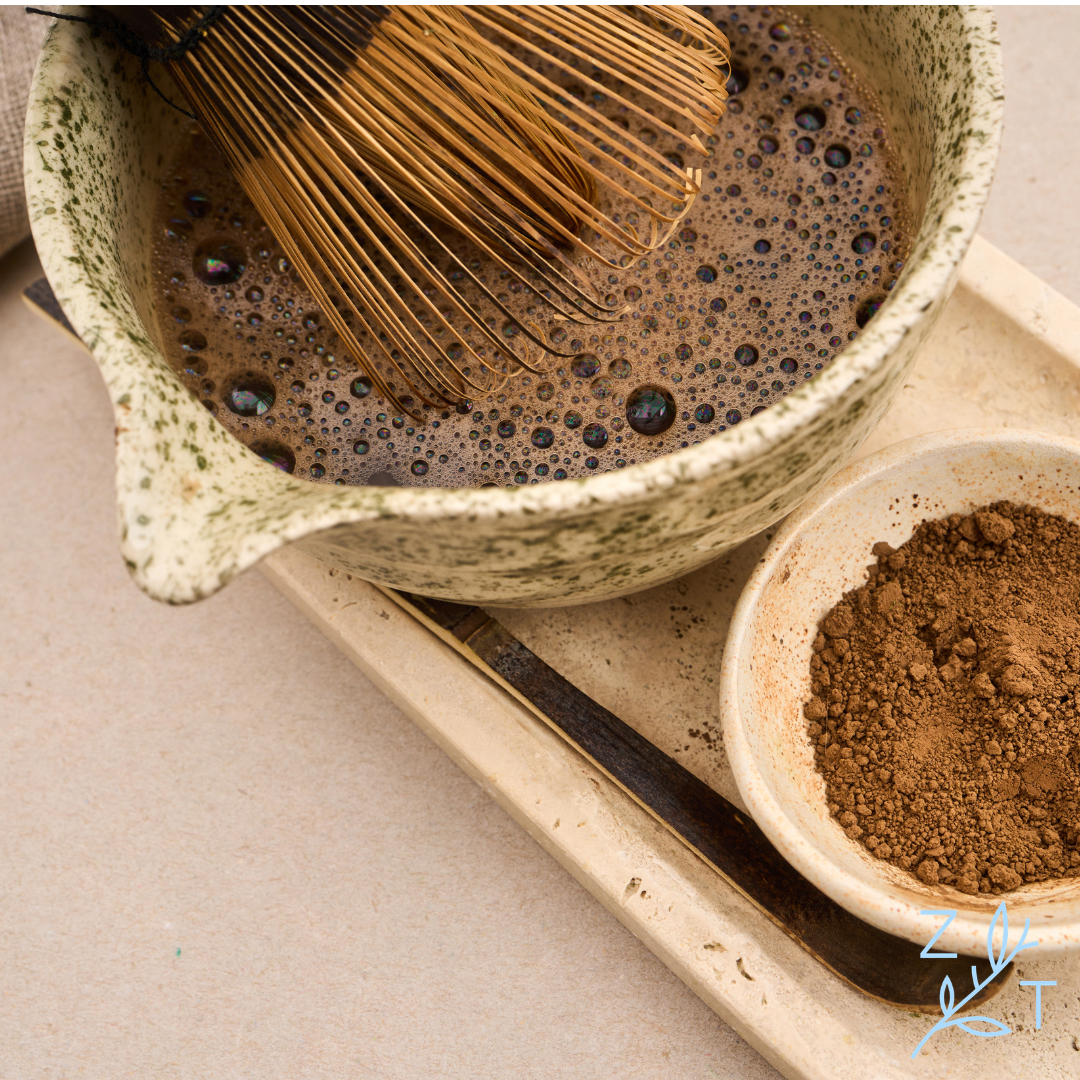 Hojicha in porseleinen cup met bamboe klopper en Hojicha poeder van ZijTak