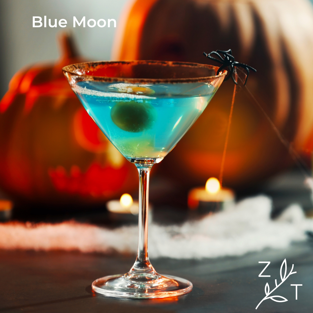 Betoverende blauwe Blue Moon Halloween thee serveert als heksendrankje bij pompoen van ZijTak