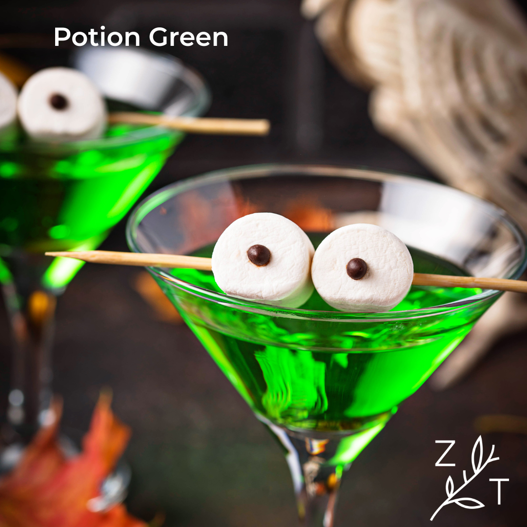 Groene ice tea in halloweenthema gemaakt met Gifgroene Potion Green Halloween vruchteninfusie met suikersterretjes van ZijTak